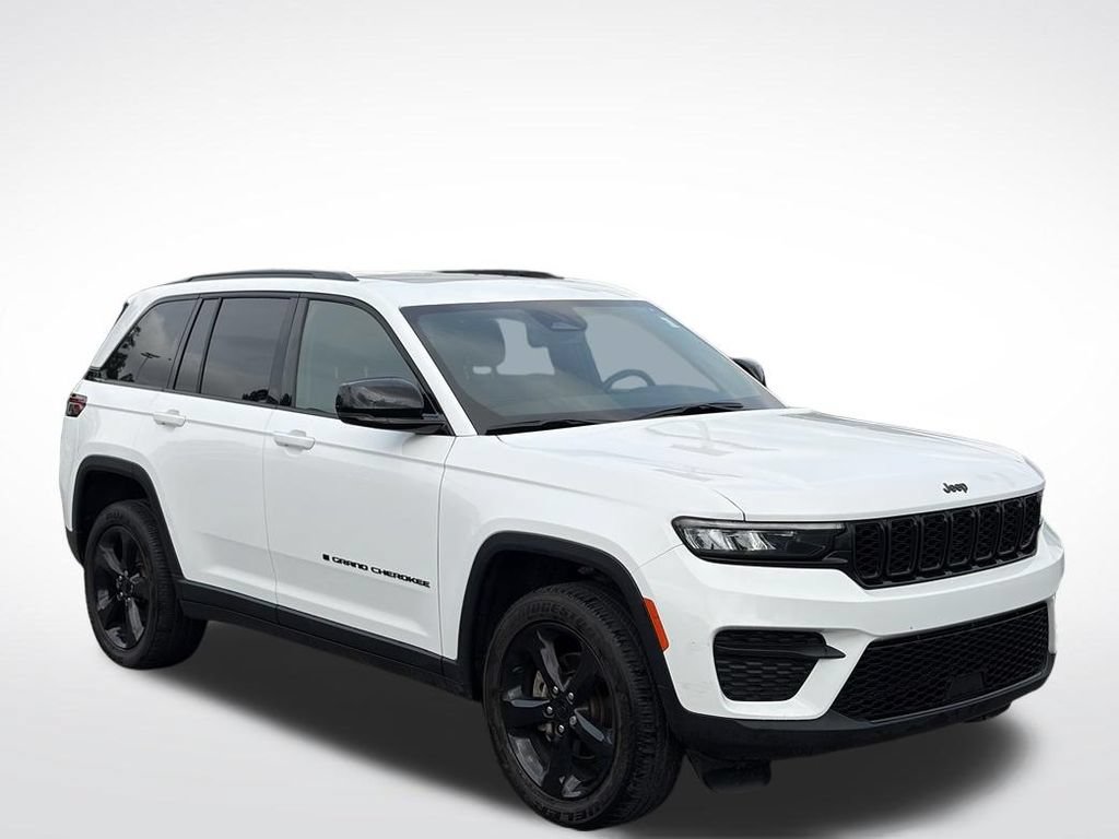 Used 2023 Jeep Grand Cherokee Altitude AWD/4WD image 2