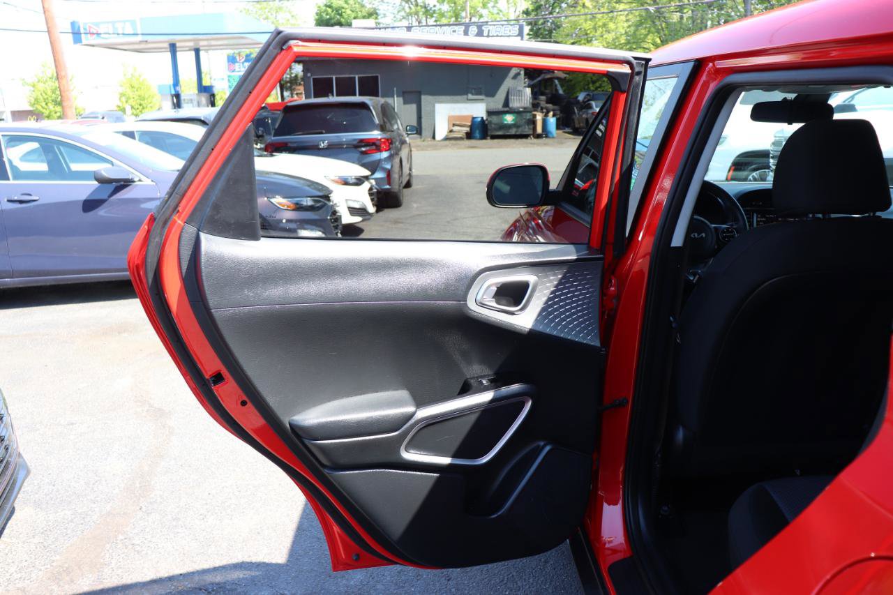 Used 2023 Kia Soul LX w/ LX Technology Package FWD image 22