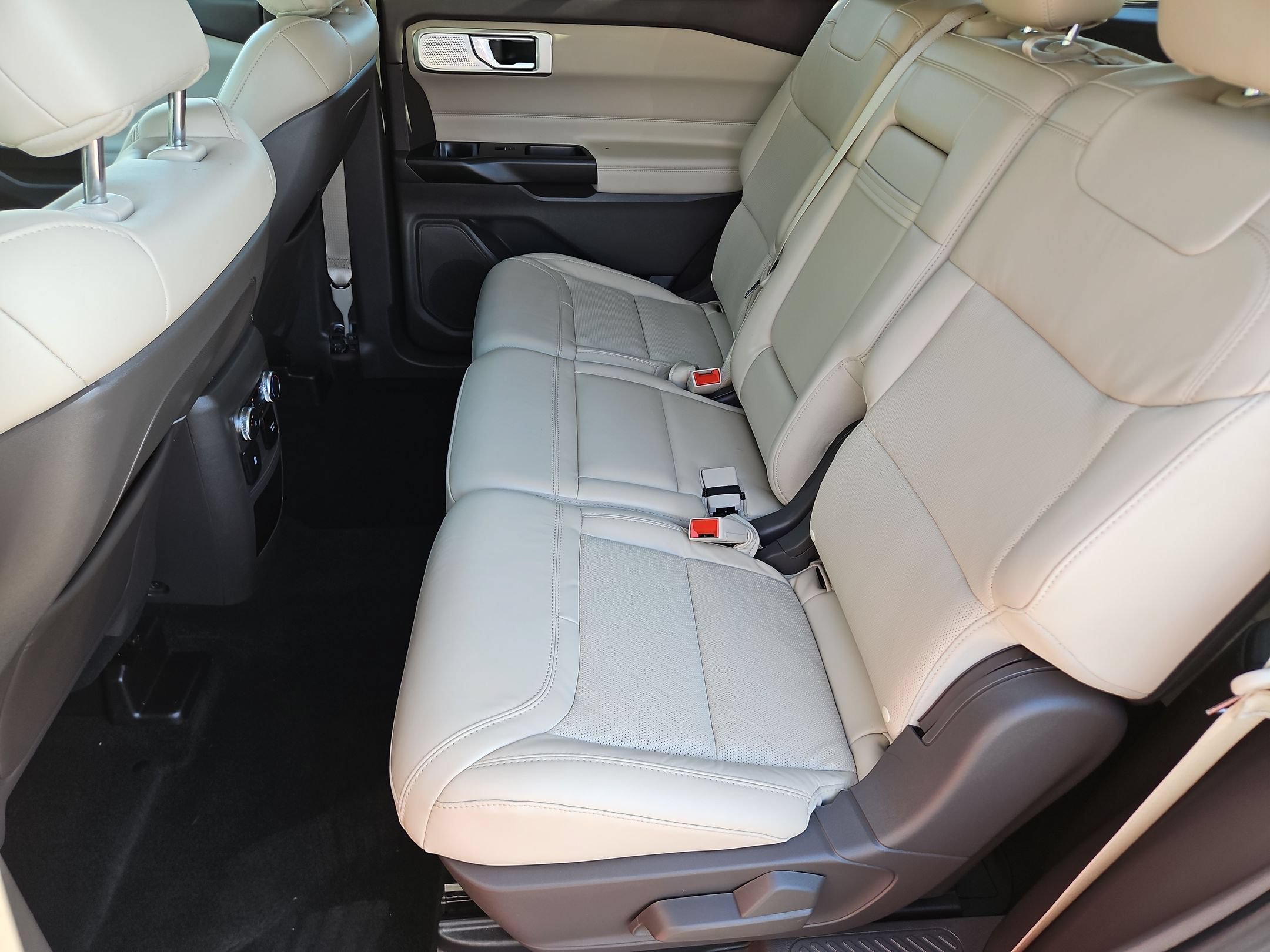 Used 2020 Ford Explorer Platinum w/ Premium Technology Package AWD/4WD image 25