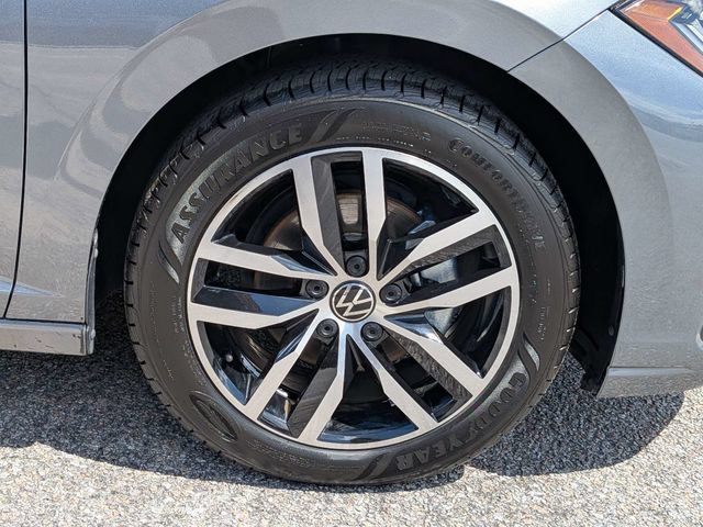 Used 2025 Volkswagen Jetta SE FWD image 13