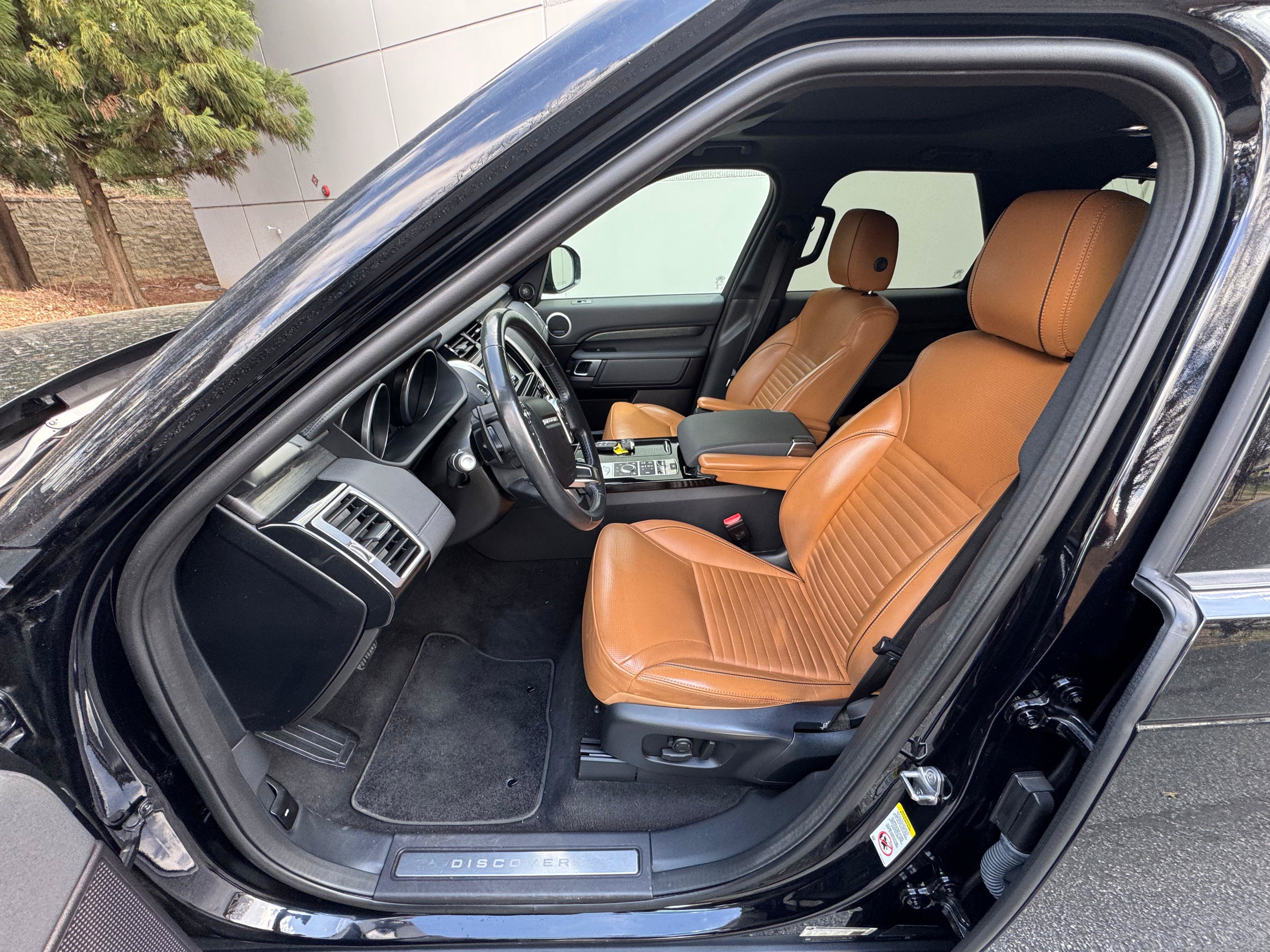 Used 2017 Land Rover Discovery HSE AWD/4WD image 3