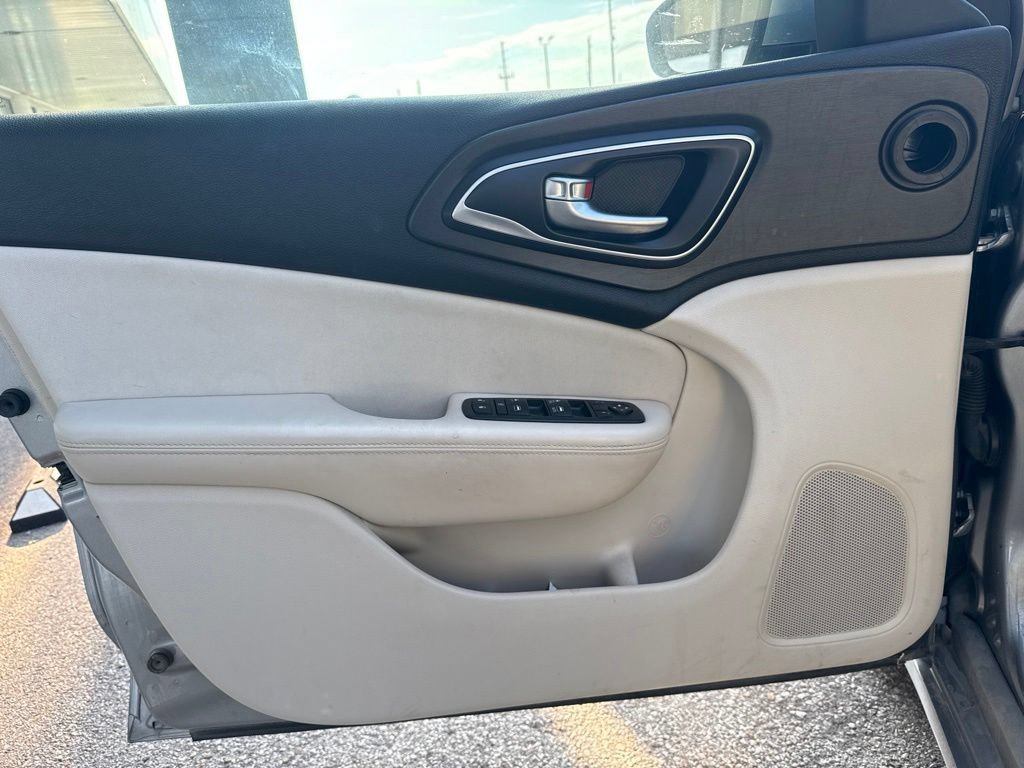 Used 2016 Chrysler 200 Limited FWD image 10
