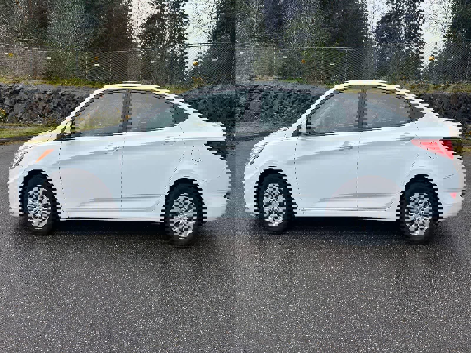 Used 2016 Hyundai Accent SE image 2