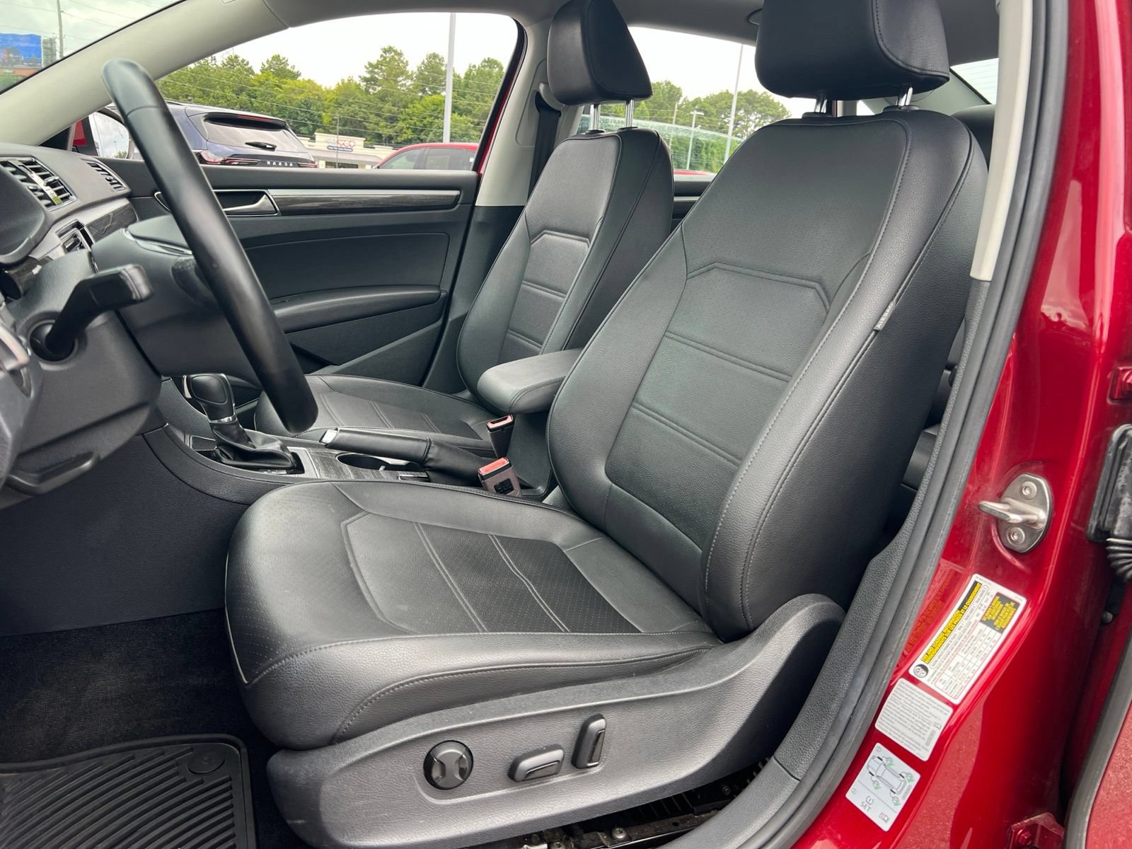 Used 2018 Volkswagen Passat 2.0T SE FWD image 30
