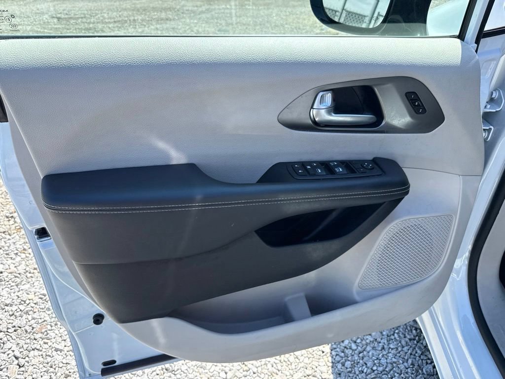 Used 2024 Chrysler Pacifica Touring-L FWD image 10
