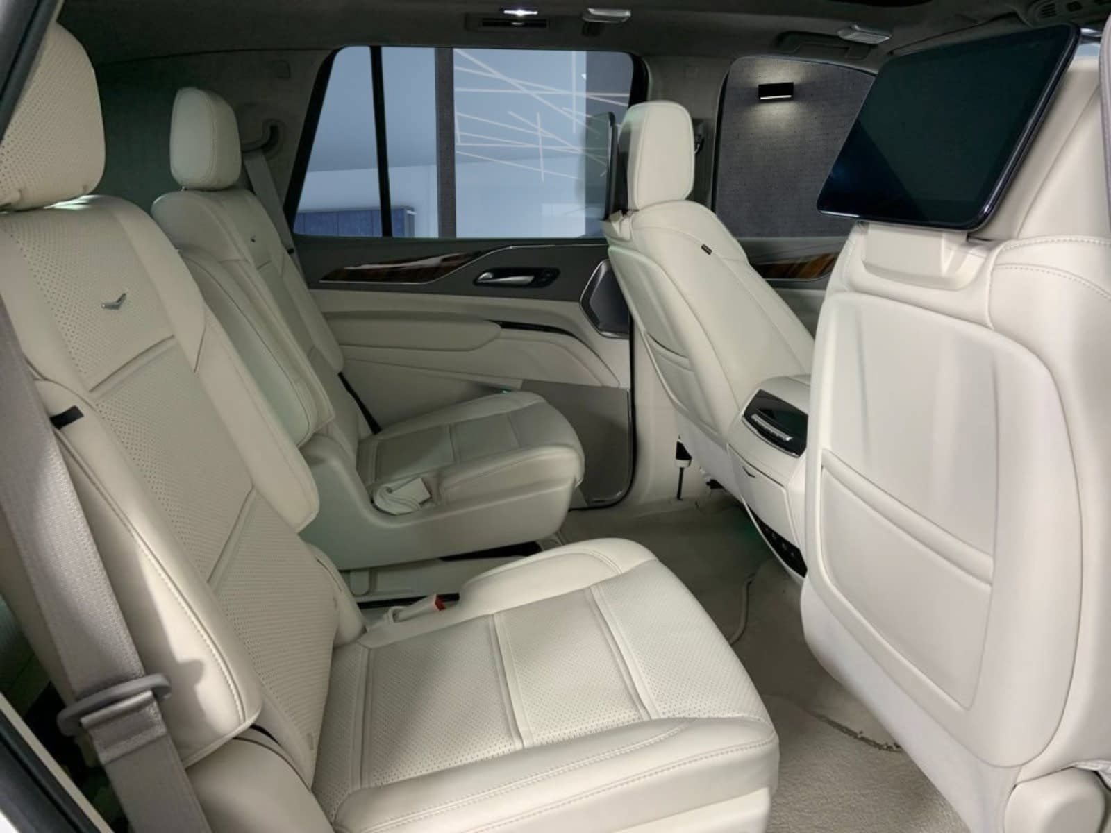 Used 2024 Cadillac Escalade Sport Platinum w/ LPO, ONYX Package AWD/4WD image 18