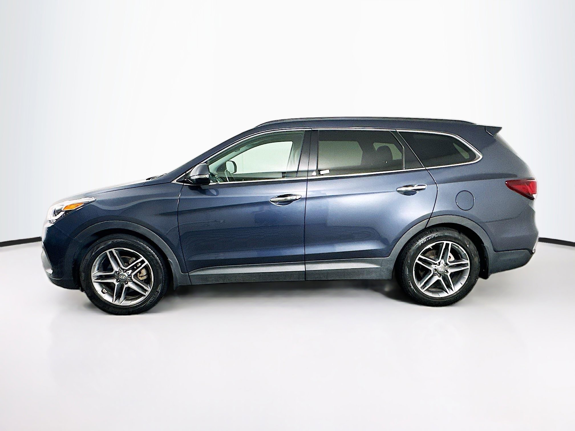 Used 2017 Hyundai Santa Fe AWD w/ Cargo Package image 4
