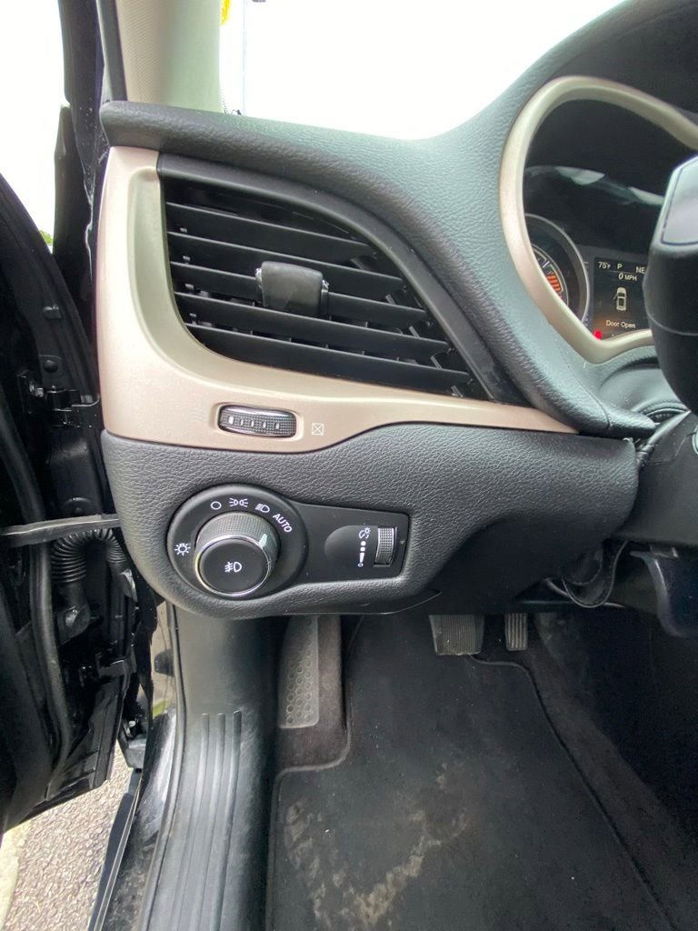 Used 2018 Jeep Cherokee Latitude FWD image 14