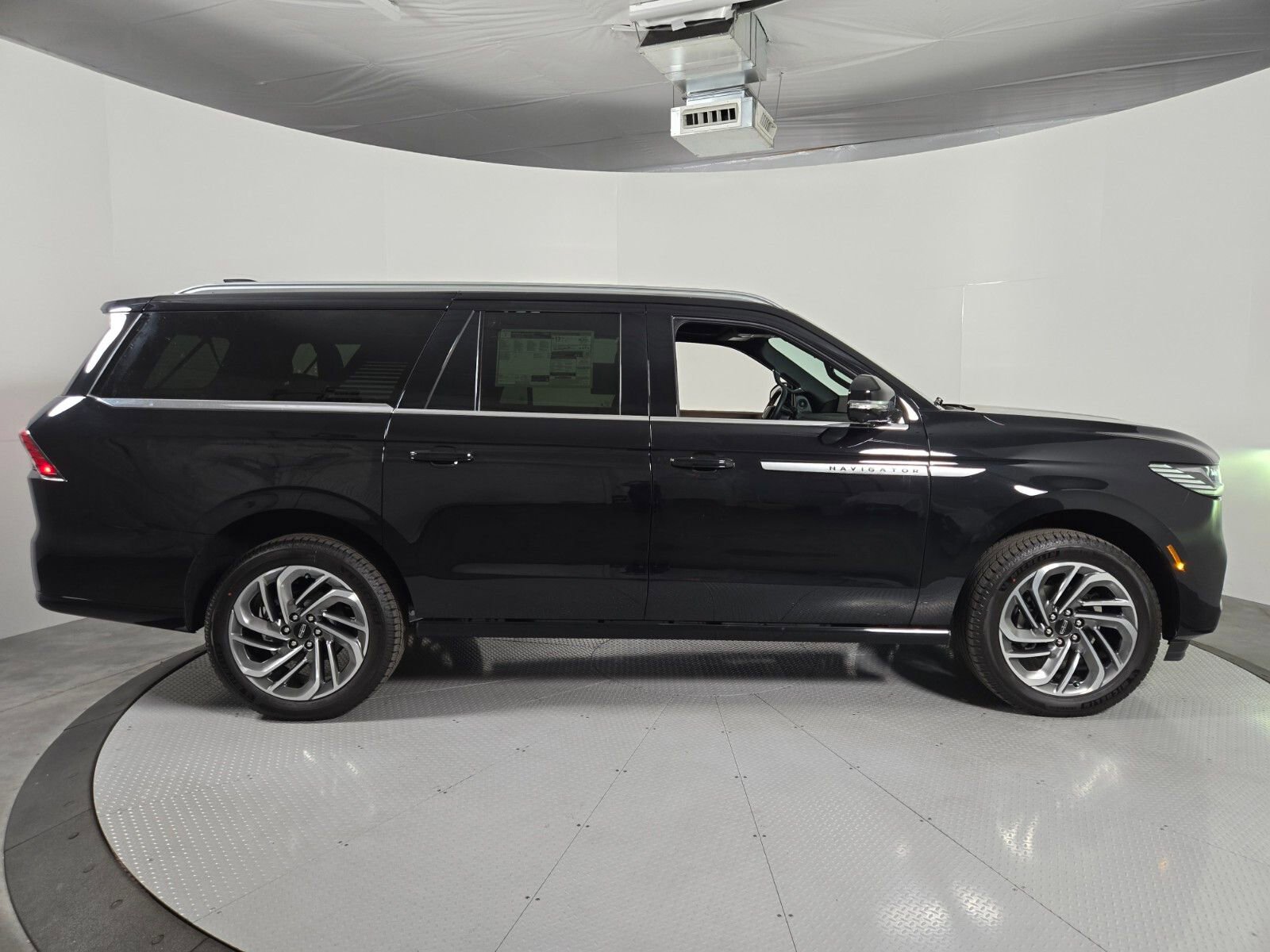 New 2026 Lincoln Navigator L Reserve AWD/4WD image 3
