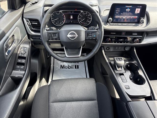 Used 2025 Nissan Rogue SV image 6