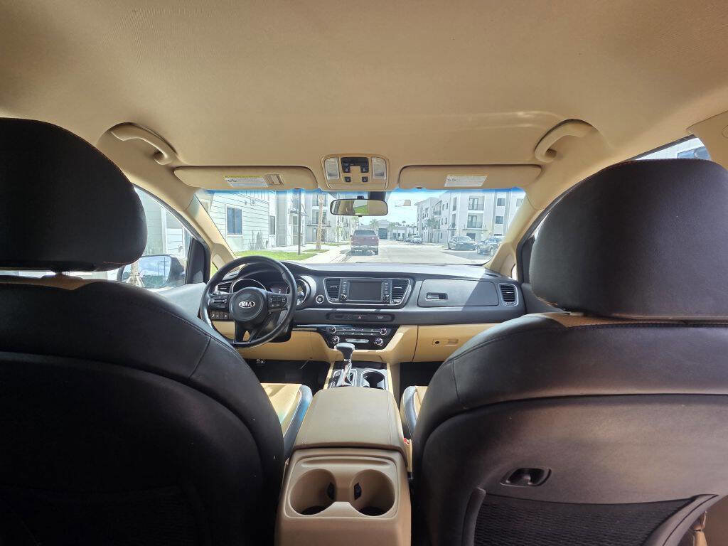 Used 2017 Kia Sedona LX w/ LX Essentials Premium Package image 17