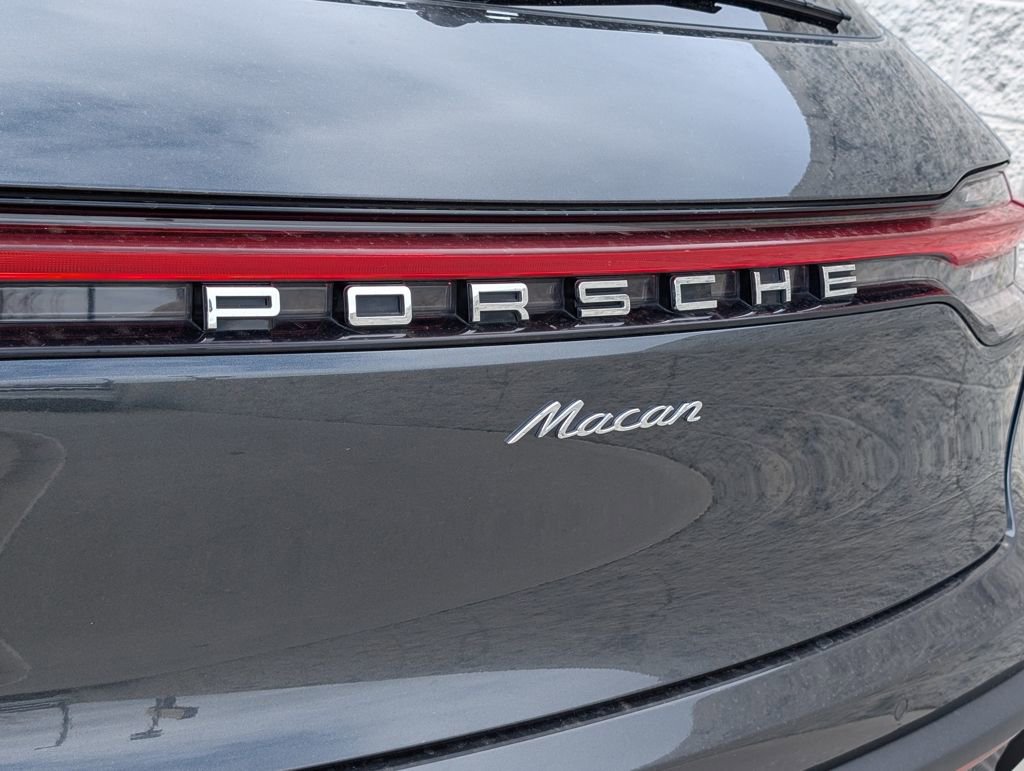 Certified 2022 Porsche Macan AWD/4WD image 33