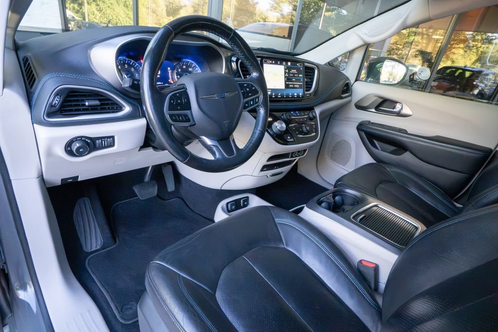 Used 2021 Chrysler Pacifica Touring-L w/ Uconnect Theater Family Group FWD image 9
