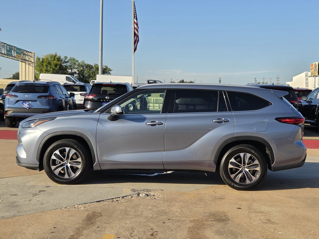 Used 2022 Toyota Highlander XLE FWD image 6
