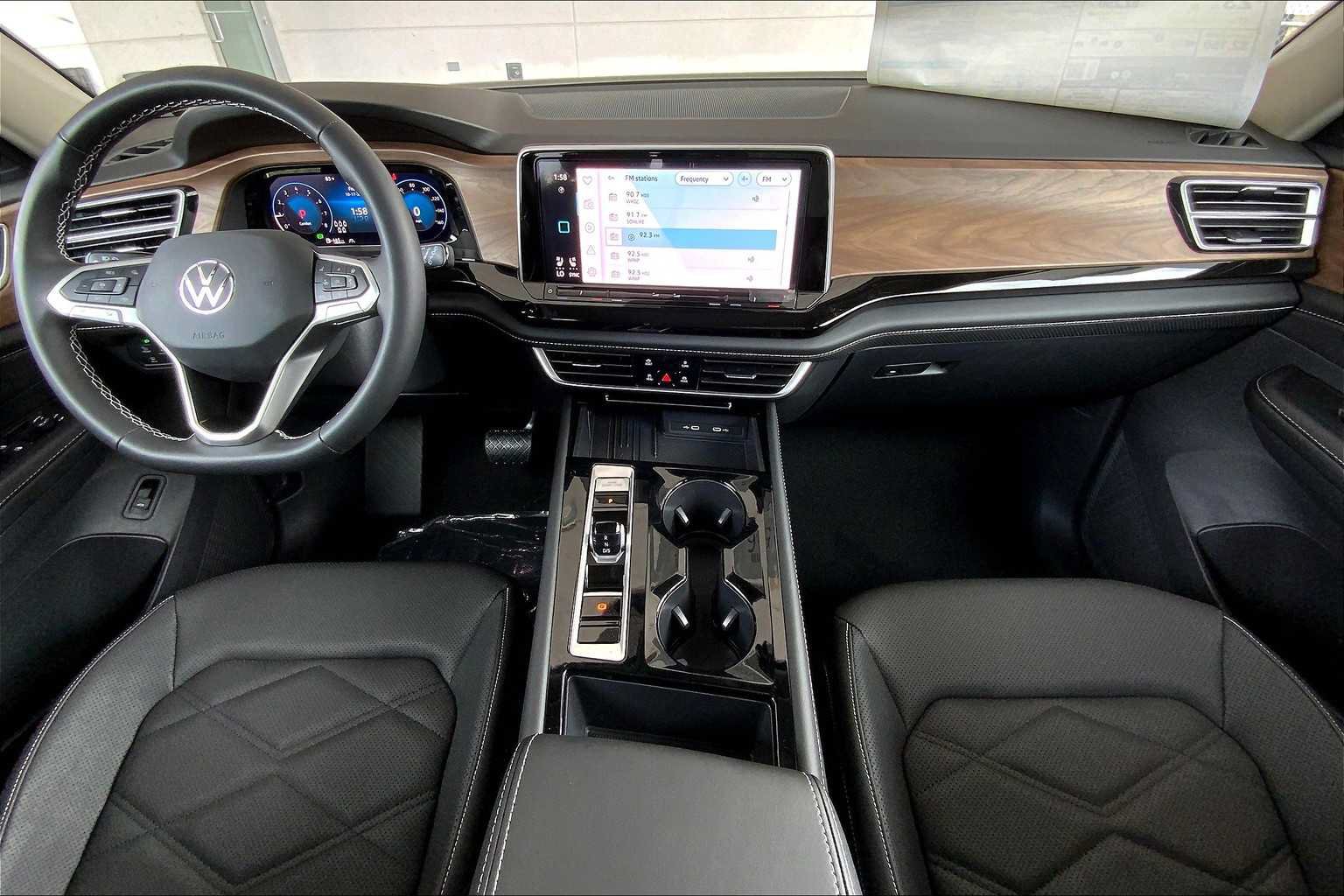 Used 2026 Volkswagen Atlas SE w/ Panoramic Sunroof Package FWD image 5