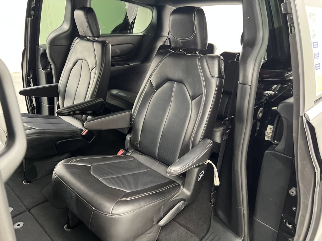 Used 2025 Chrysler Pacifica Select FWD image 16