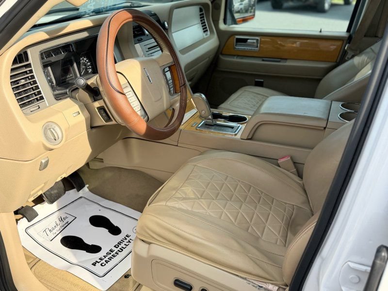 Used 2009 Lincoln Navigator 4WD image 10