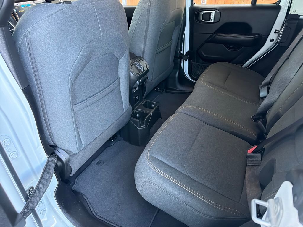 Used 2025 Jeep Wrangler Unlimited Sahara AWD/4WD image 30