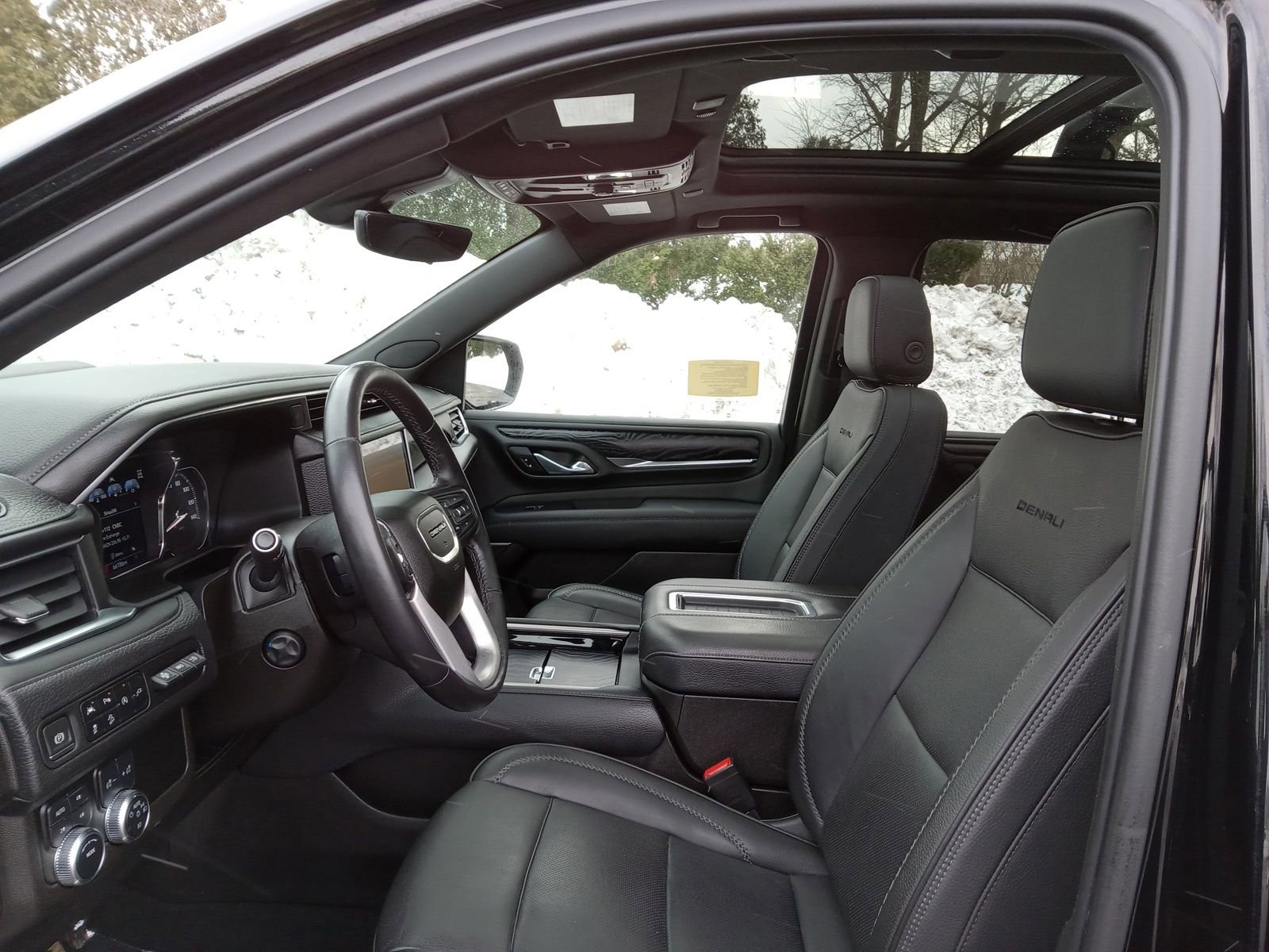 Used 2021 GMC Yukon Denali w/ Denali Premium Package image 9