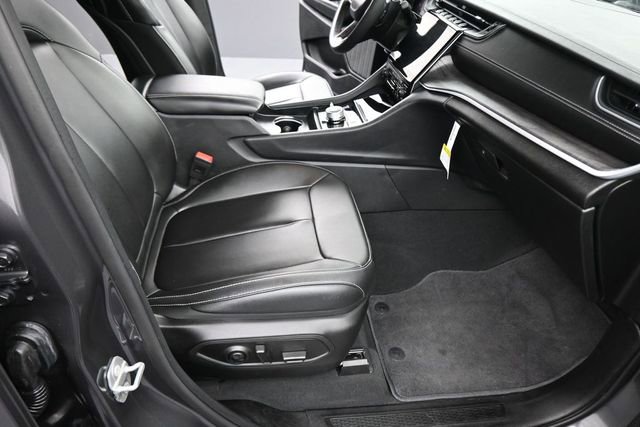 Used 2025 Jeep Grand Cherokee Limited w/ Black Appearance Package AWD/4WD image 14