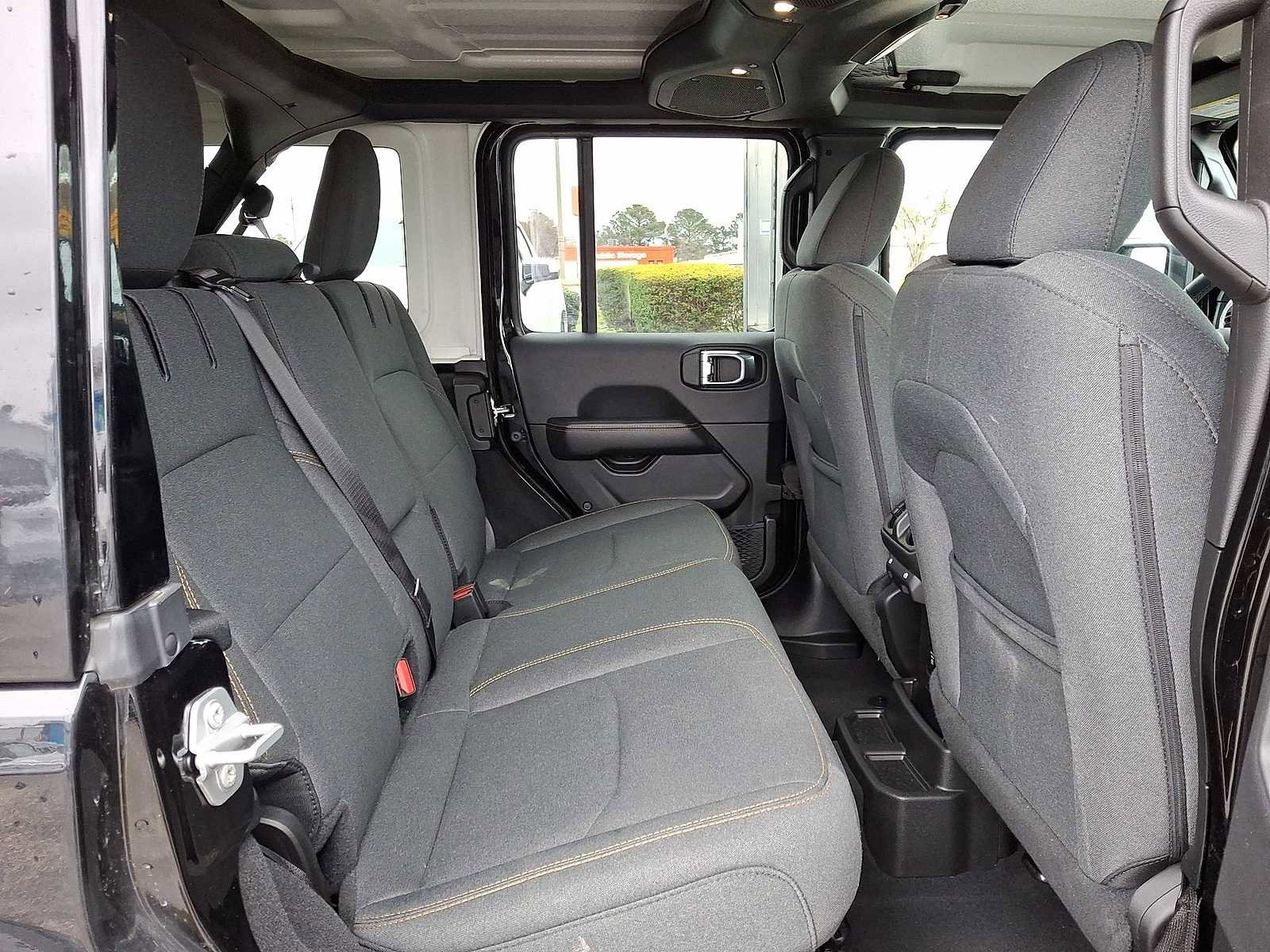 Used 2025 Jeep Wrangler Sahara image 31