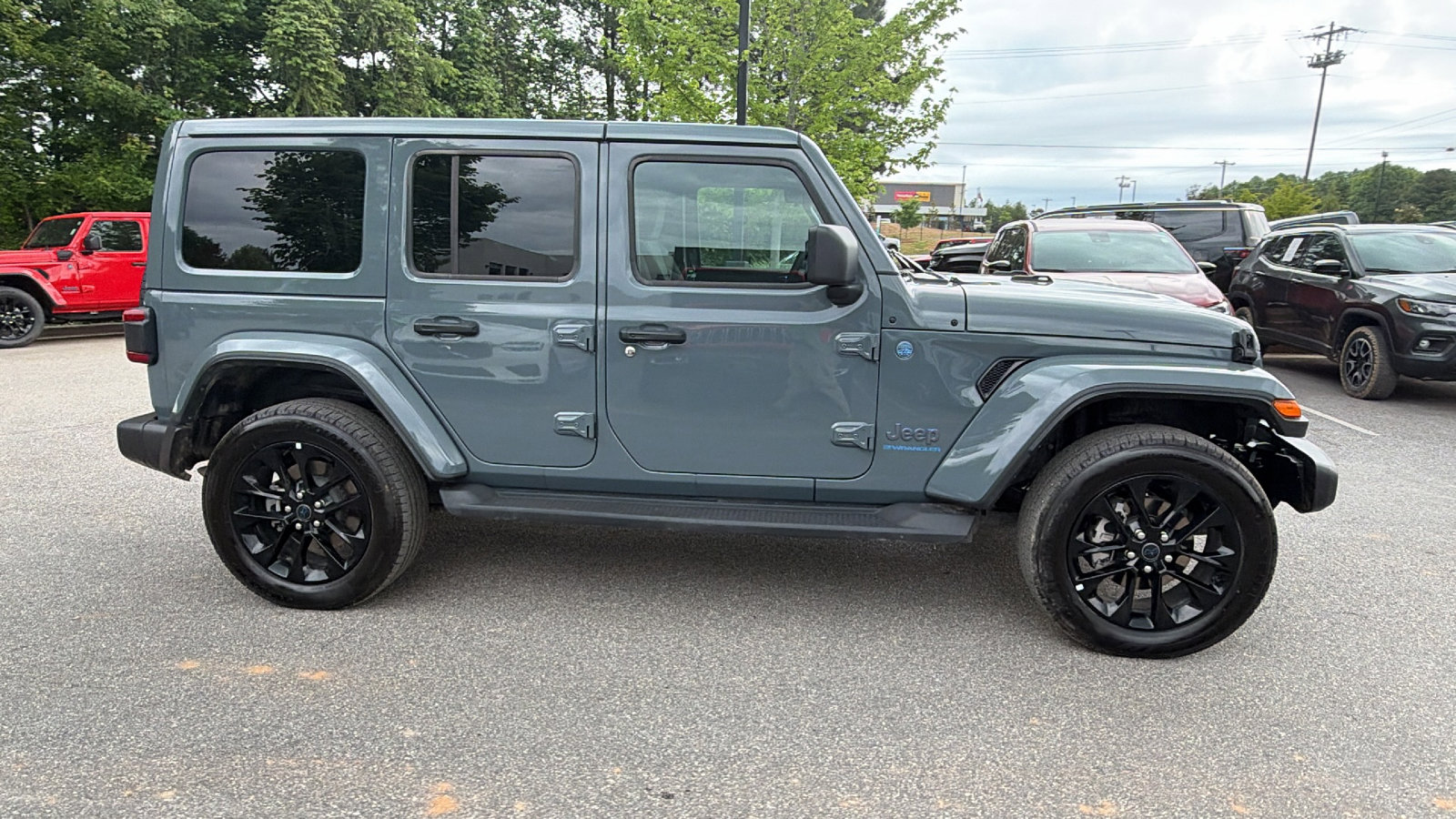 Used 2025 Jeep Wrangler Unlimited Sahara AWD/4WD image 7