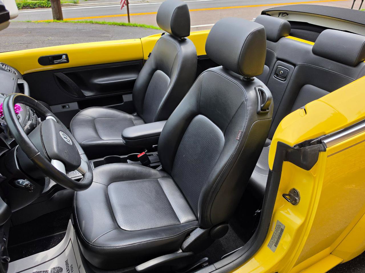Used 2008 Volkswagen Beetle SE FWD image 12