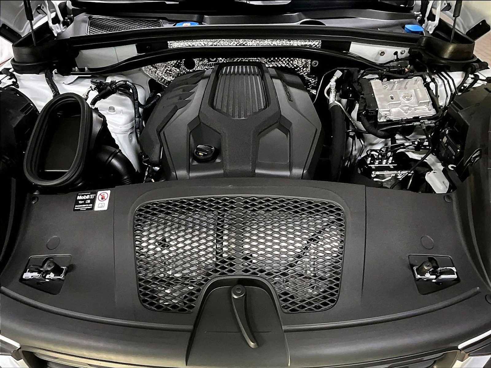 Used 2025 Porsche Macan image 37