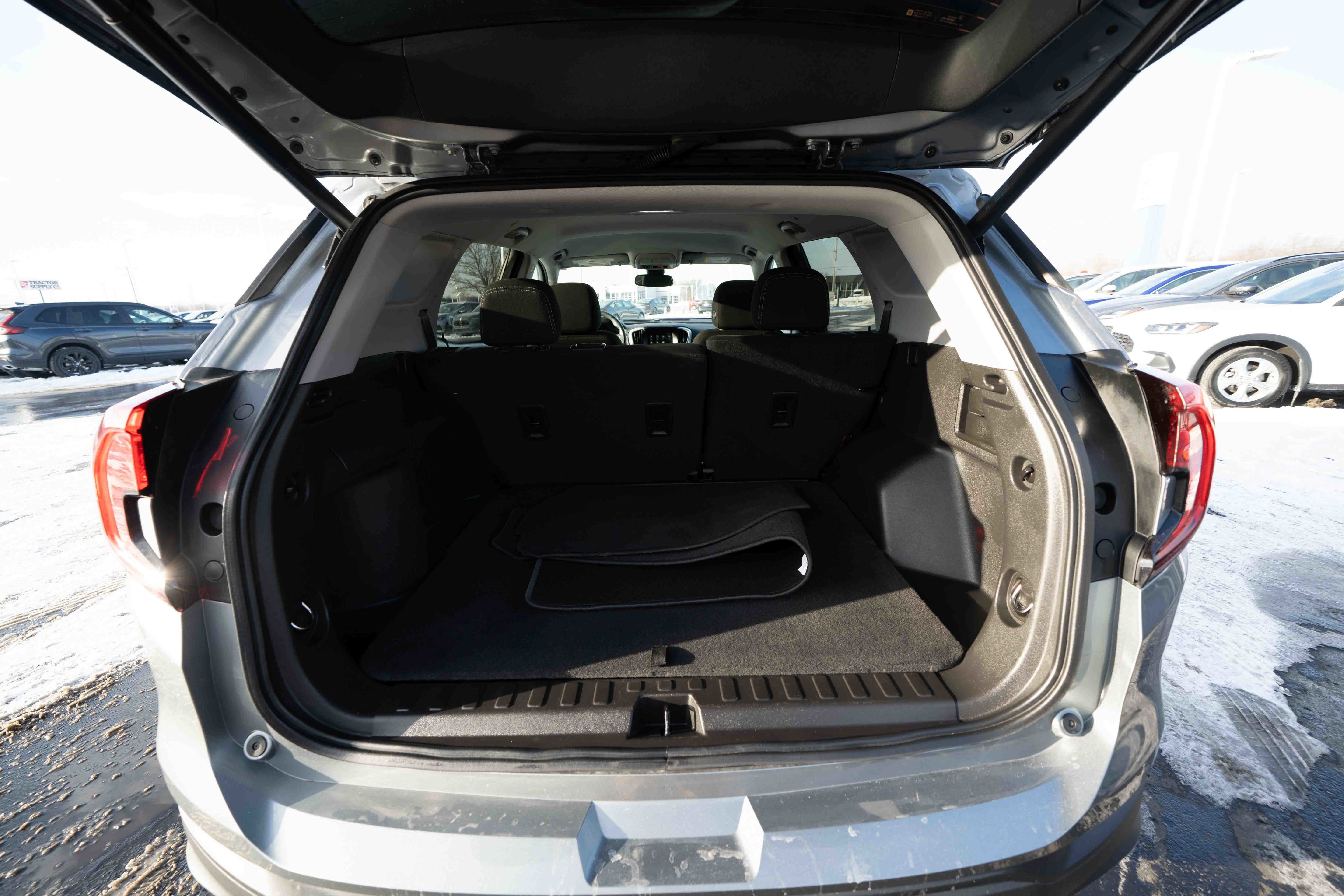 Used 2023 GMC Terrain SLE w/ Driver Convenience Package image 28