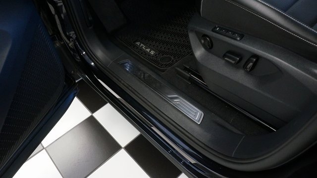 Certified 2025 Volkswagen Atlas SEL image 30