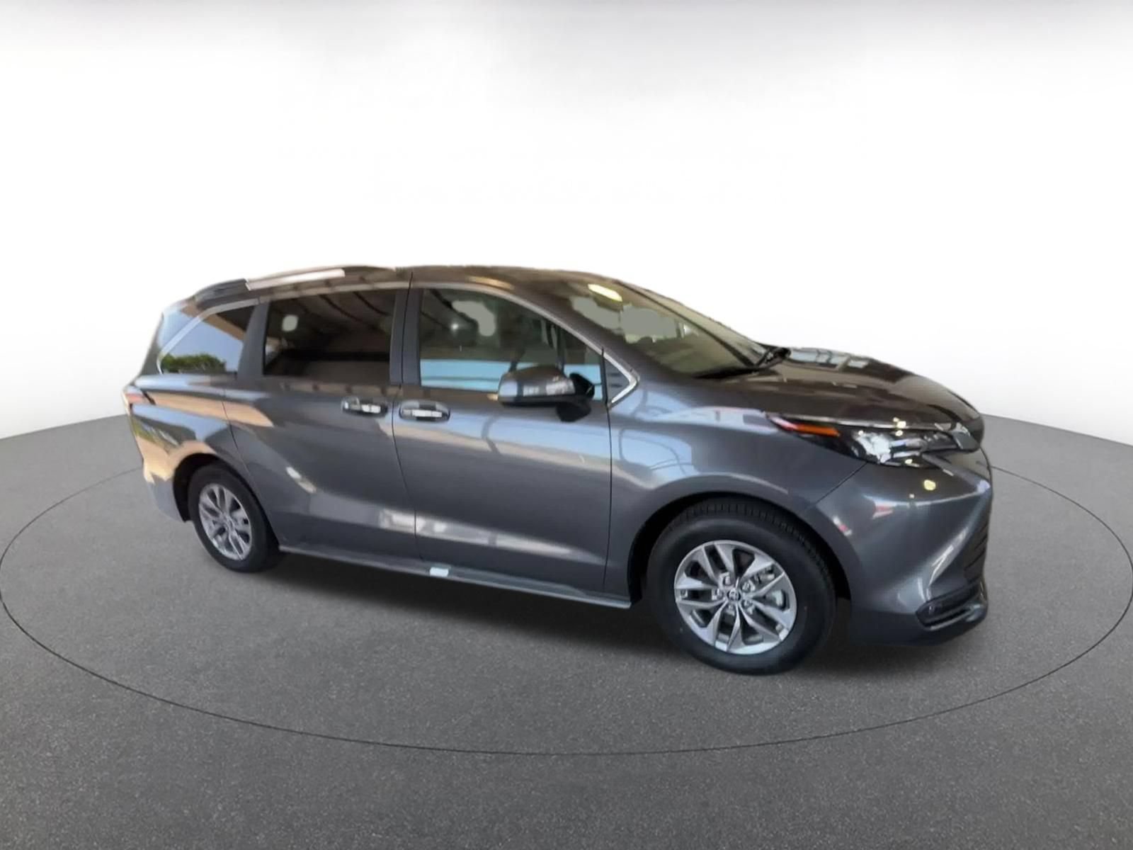 Used 2025 Toyota Sienna XLE FWD image 2