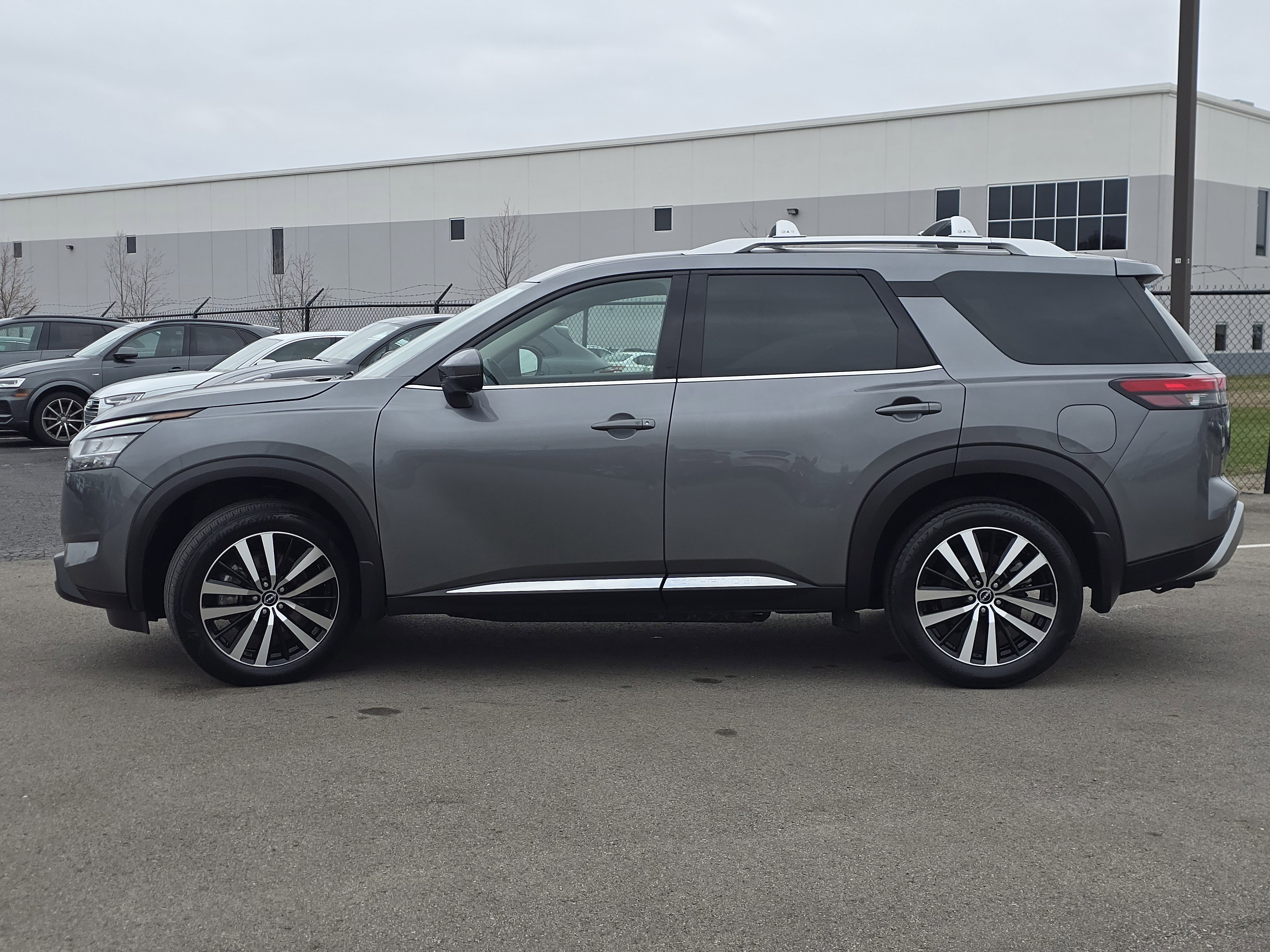 Used 2024 Nissan Pathfinder Platinum image 4