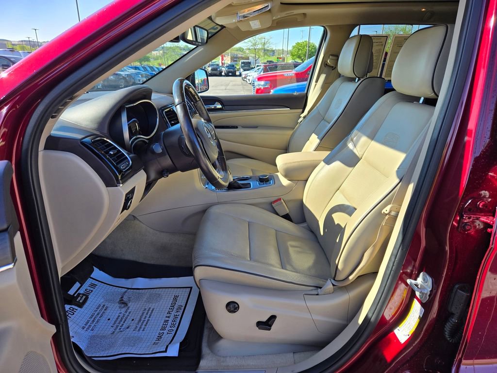 Used 2019 Jeep Grand Cherokee Overland AWD/4WD image 16