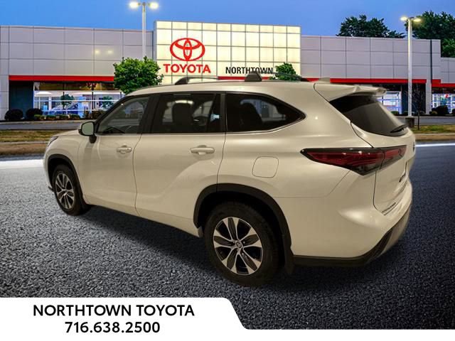 Used 2023 Toyota Highlander XLE image 3