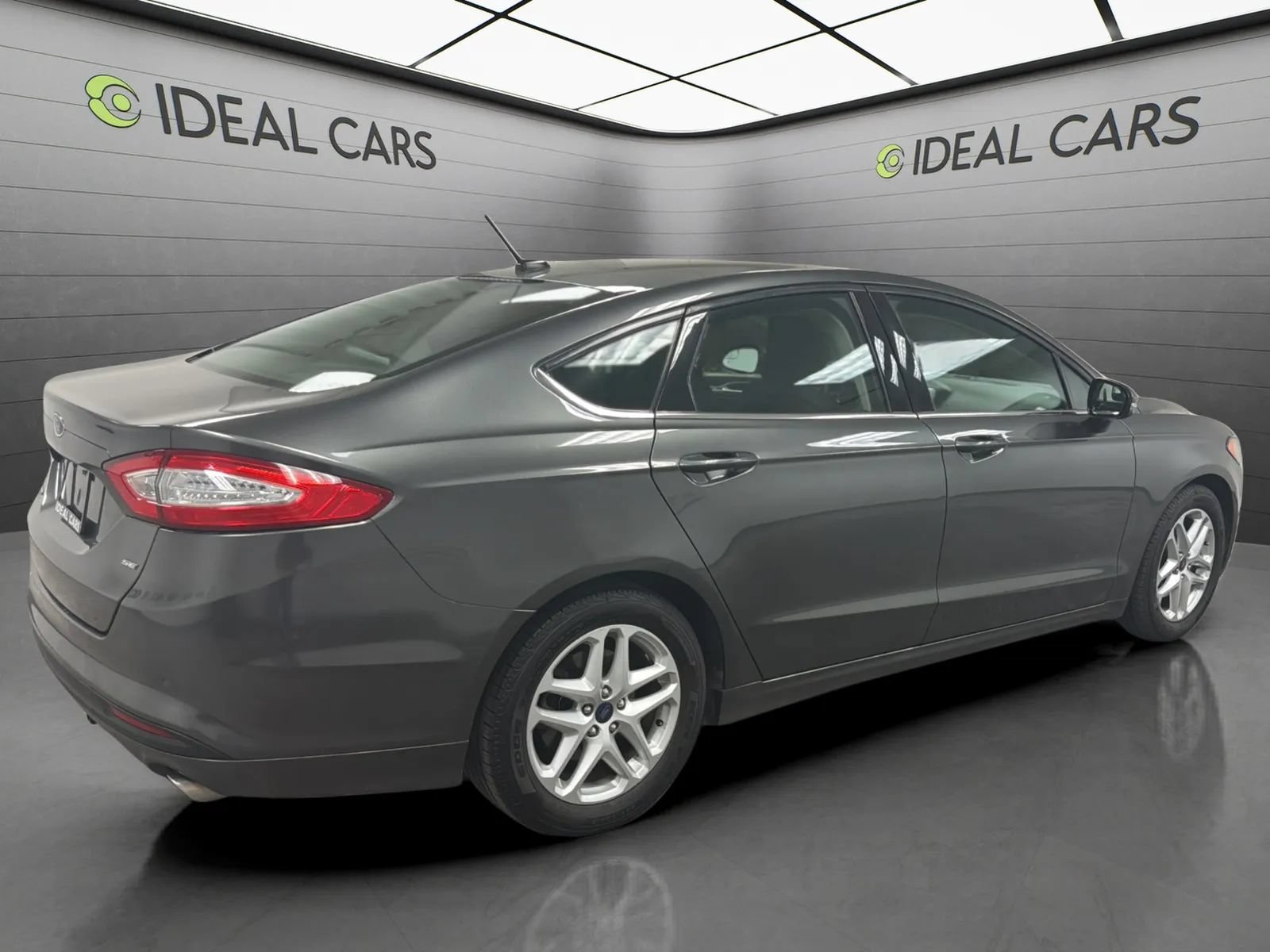 Used 2016 Ford Fusion SE FWD image 5