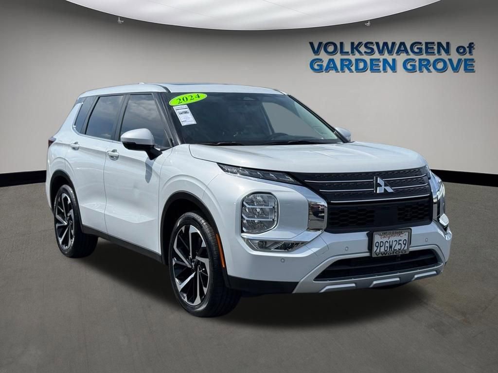 Used 2024 Mitsubishi Outlander FWD image 2