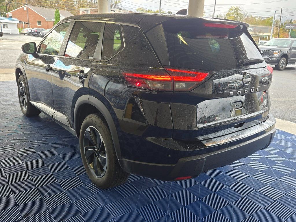 Used 2025 Nissan Rogue SV image 4