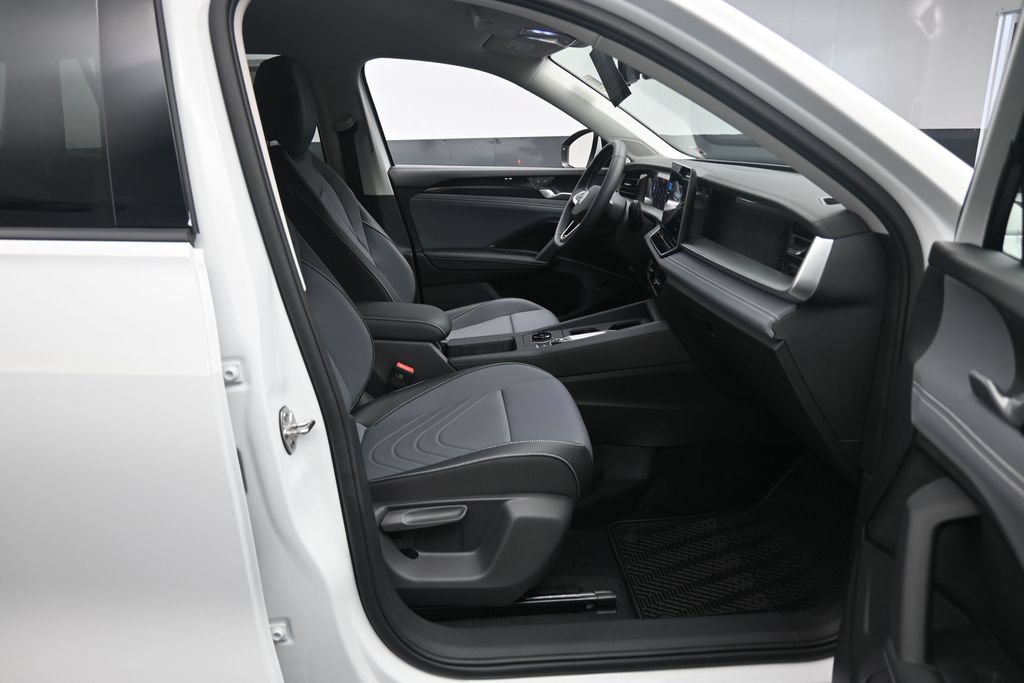 New 2026 Volkswagen Tiguan SE FWD image 26