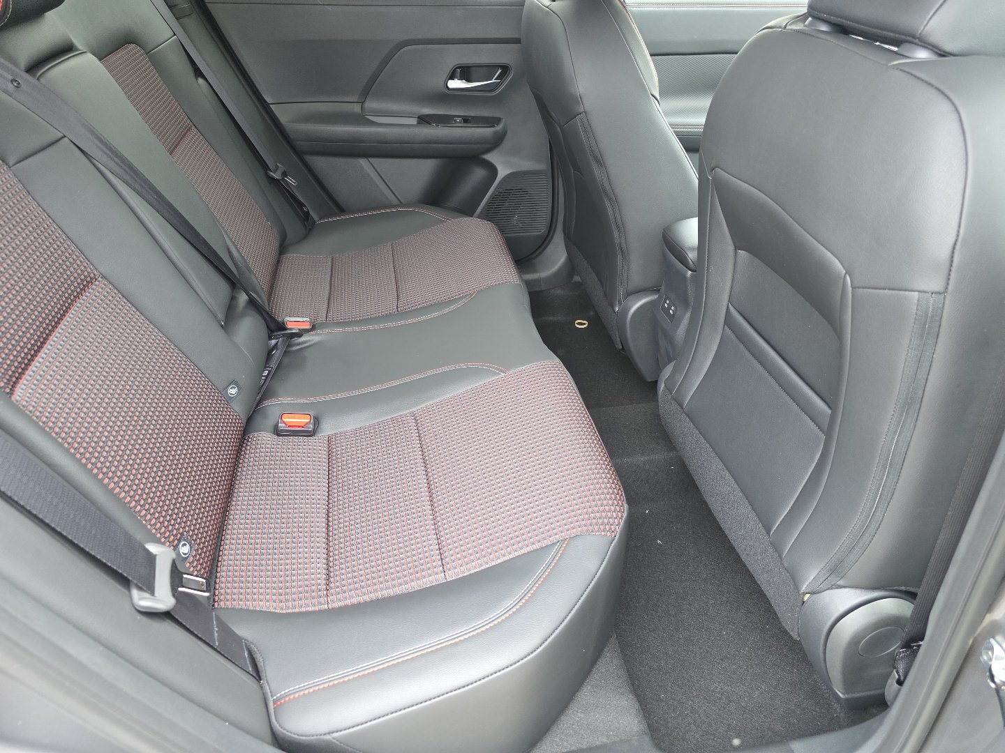 New 2026 Nissan Kicks SR AWD/4WD image 23