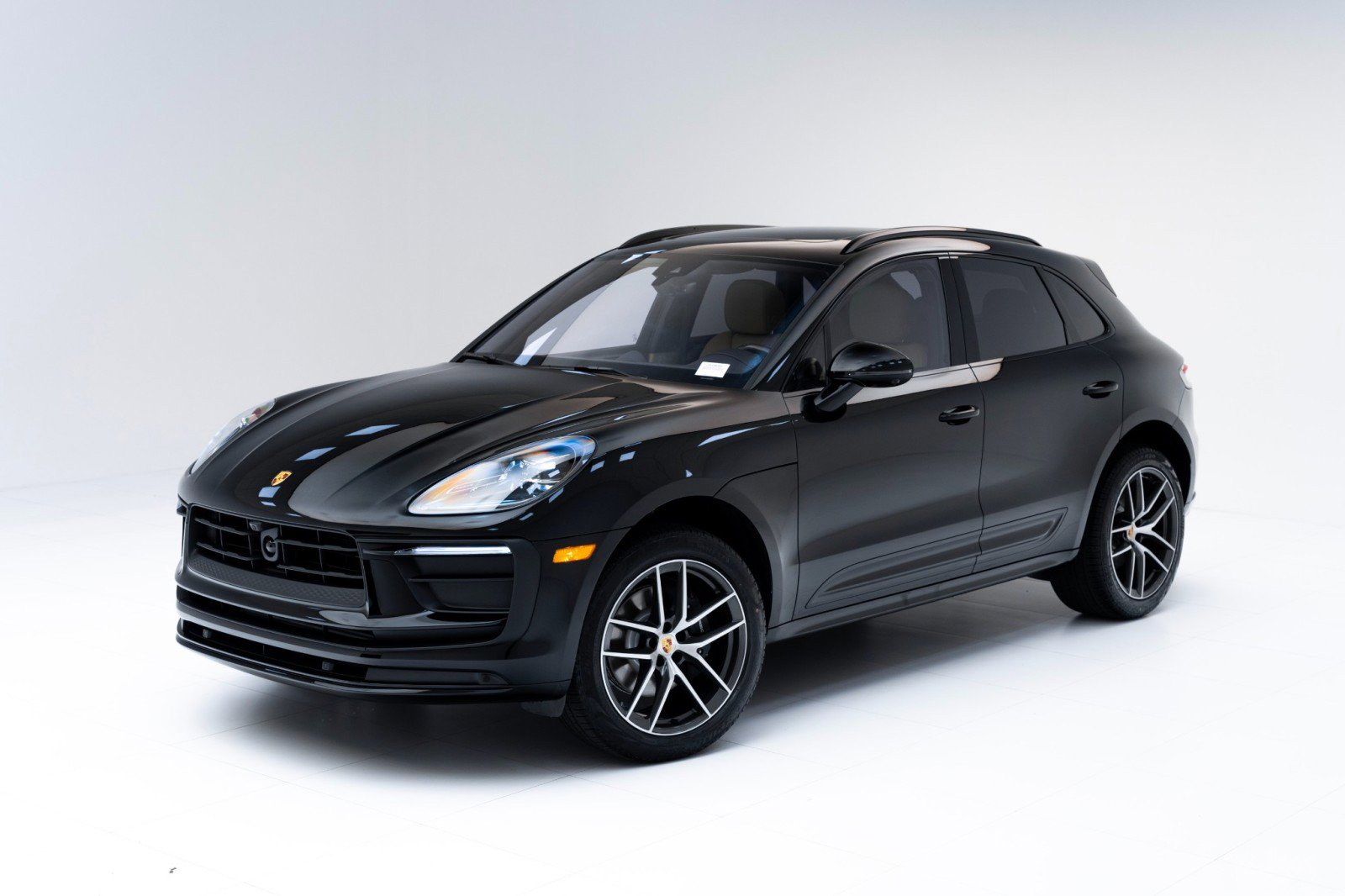 Certified 2025 Porsche Macan AWD/4WD image 1