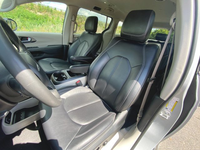 Used 2024 Chrysler Pacifica Touring-L FWD image 18