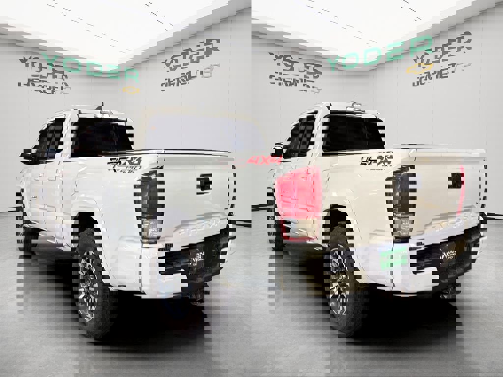 Used 2017 Toyota Tacoma TRD Sport w/ Tow Package image 10