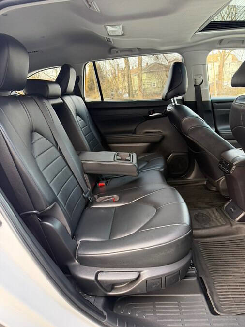 Used 2022 Toyota Highlander XLE image 20