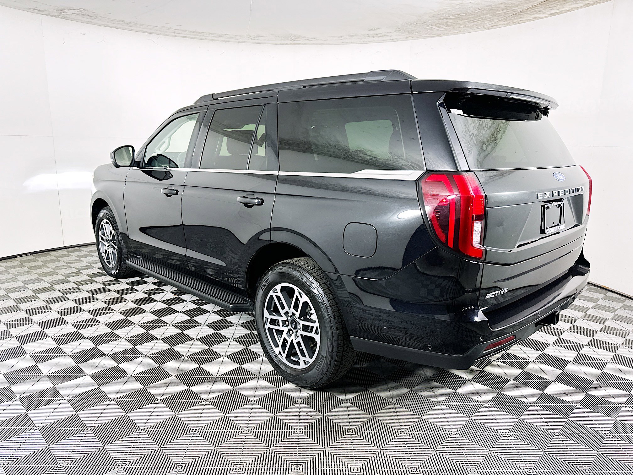 Used 2025 Ford Expedition Active image 5