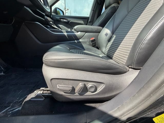Used 2021 Toyota Highlander XSE AWD/4WD image 13