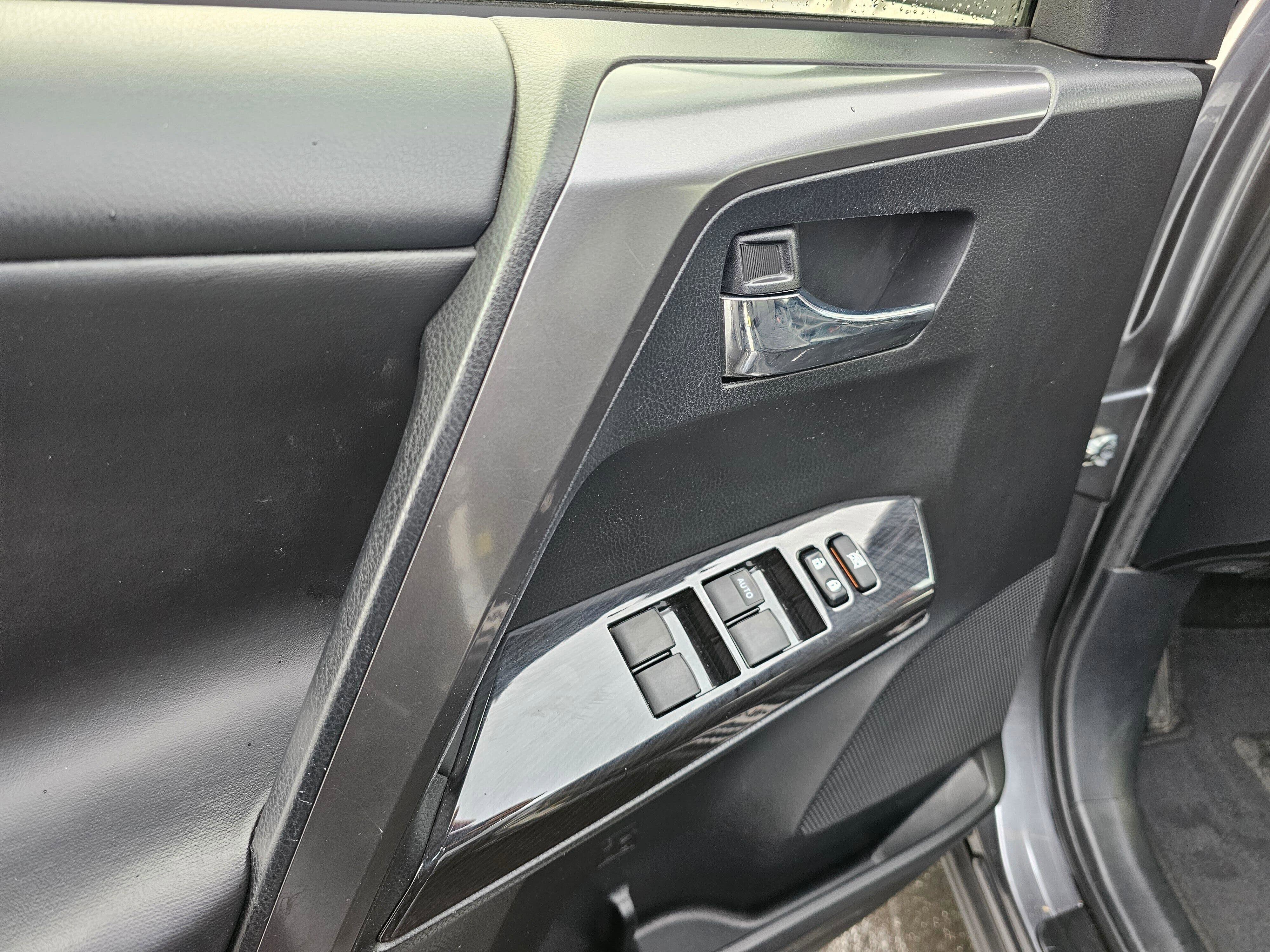 Used 2017 Toyota RAV4 SE w/ Power Extra Value Package AWD/4WD image 20