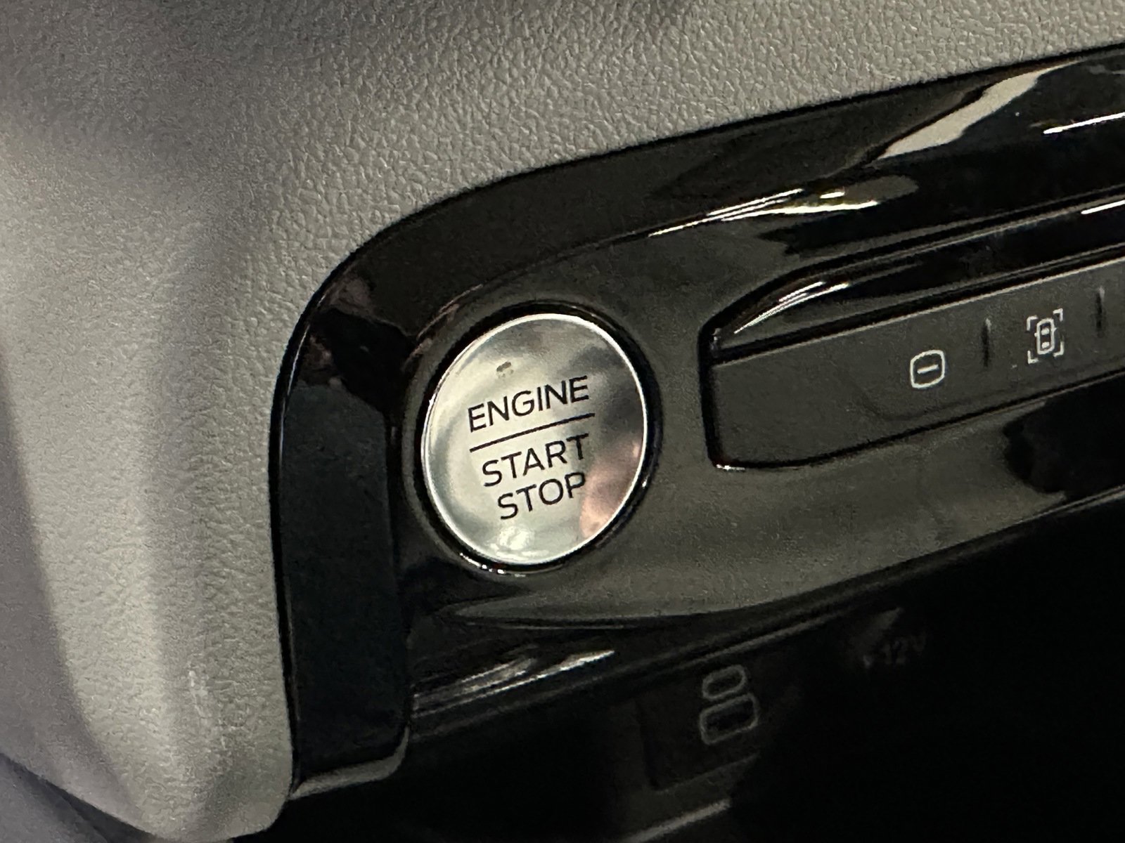 Used 2024 Ford Escape SE image 25