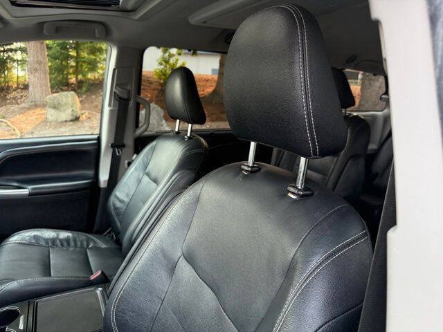 Used 2017 Toyota Sienna SE Premium FWD image 13