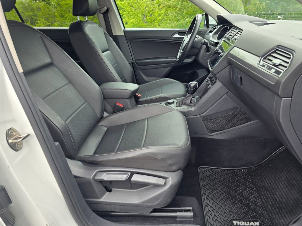 Used 2020 Volkswagen Tiguan SE image 44