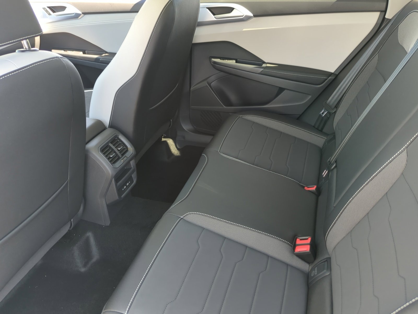 New 2026 Volkswagen Taos SE FWD image 17